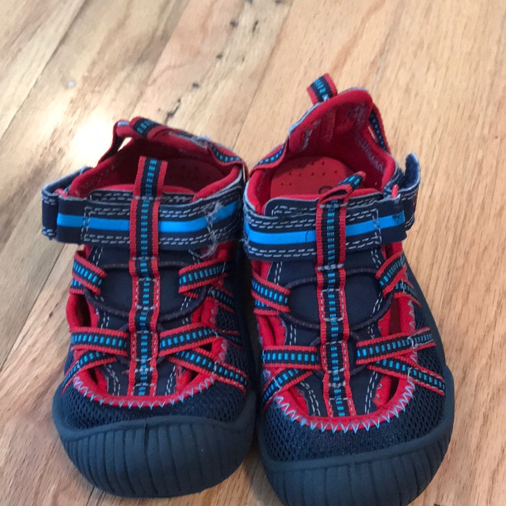 Toddler boys Velcro sandals. Size 7